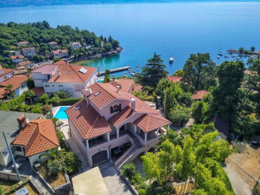 Villa Lora with swimming pool, 150m to the sea, Opatija-Lovran